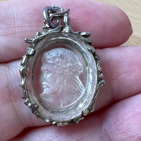 VINTAGE CLEAR GLASS CRYSTAL CAMEO INTAGLIO ETCHED PENDANT SILVER TONE METAL